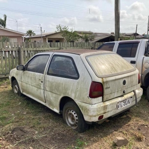 LOTE 005 - Veículo VW Gol Special, ano 1999, 03 portas, branco, placa AIL2516. Avaliado em R$ 1.735,40.