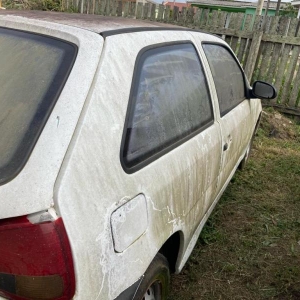 LOTE 005 - Veículo VW Gol Special, ano 1999, 03 portas, branco, placa AIL2516. Avaliado em R$ 1.735,40.
