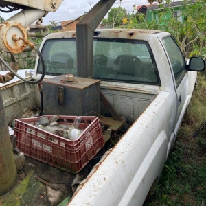 LOTE 006 - Veículo GM S10, ano 2010, 02 portas, branca, placa IQW6544, RENAVAM 216597412. Avaliado em R$ 29.019,80.