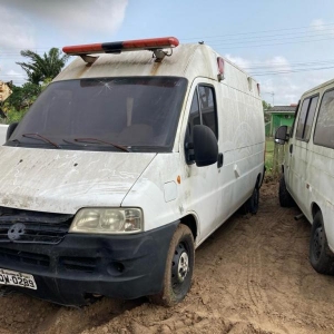 LOTE 007 - Veículo Fiat/ Ducato ambulância, ano 2010, 03portas, branca, placa IQW0289, RENAVAM 214108287. Avaliada em R$ 10.712,00.