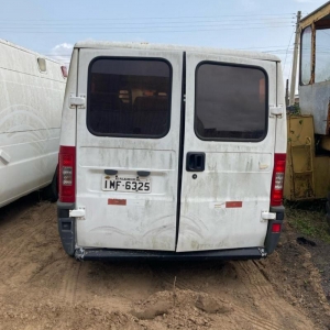 LOTE 008 - Veículo Fiat/Ducato Minibus, ano 2004, 03 portas, branca, placa IMF6325. Avaliado em R$ 8.169,80.