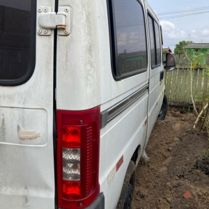 LOTE 008 - Veículo Fiat/Ducato Minibus, ano 2004, 03 portas, branca, placa IMF6325. Avaliado em R$ 8.169,80.