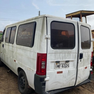 LOTE 008 - Veículo Fiat/Ducato Minibus, ano 2004, 03 portas, branca, placa IMF6325. Avaliado em R$ 8.169,80.