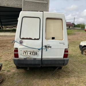 LOTE 009 - Veículo Fiat/Fiorino, ano 12/13, 02 portas, branca, placa ITI4330, RENAVAM 477356222. Avaliado em R$ 7.687,20.