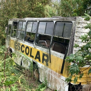 LOTE 013 - Ônibus escolar Mercedes Benz, ano 1981/1981, branco, placa IBO9335. Avaliado em R$ 1.500,00.