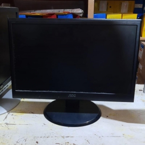 LOTE 015 - 10 Unidades de CPU sem peças e 02 monitores LED 14". Avaliado em R$ 63,91.