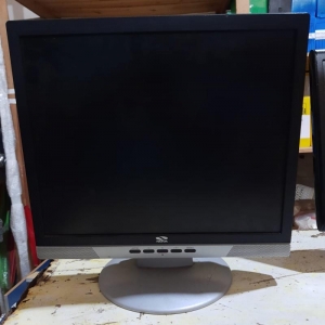 LOTE 015 - 10 Unidades de CPU sem peças e 02 monitores LED 14". Avaliado em R$ 63,91.