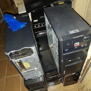 LOTE 015 - 10 Unidades de CPU sem peças e 02 monitores LED 14". Avaliado em R$ 63,91.