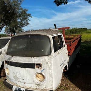 LOTE 009 - Automóvel Pick Up Wolkswagen/ Kombi, ano/modelo 1985, placas IJI6942. Avaliada em R$ 750,00.