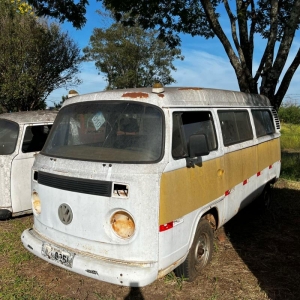 LOTE 010 - Automóvel Volkswagen Kombi (escolar), ano/modelo 2002/2003, placas ILI8260. Avaliada em R$ 650,00.