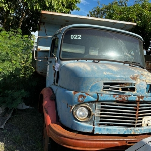 LOTE 015 - Caminhão Mercebes Benz LK1113, ano de fabricação 1980, placas IJZ4492. Avaliado em R$ 1.500,00.