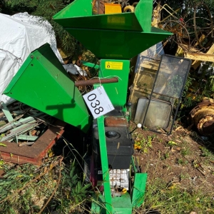 LOTE 038 - Uma máquina de triturar resíduos Tr500G. Avaliada em R$ 300,00.