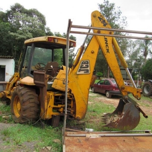 LOTE 020 - Retroescavadeira M.A./JCB 214