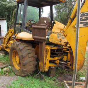 LOTE 020 - Retroescavadeira M.A./JCB 214