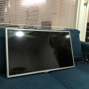 LOTE 03 - TV LG 32” LED tela plana