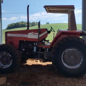 LOTE 001 - Trator Massey Ferguson 650, ano 1997, motor Perkins 6 cilindros turbo 138 cv. Avaliado em R$ 56.210,00.