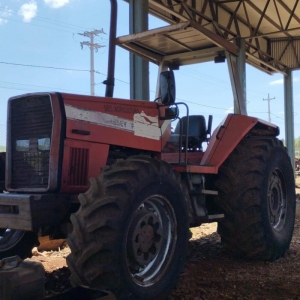 LOTE 001 - Trator Massey Ferguson 650, ano 1997, motor Perkins 6 cilindros turbo 138 cv. Avaliado em R$ 56.210,00.