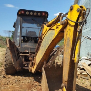 LOTE 002 - Retroescavadeira Randon RD 406 4x4, ano 2018, motor MWM X10. Avaliada em R$ 110.250,00.