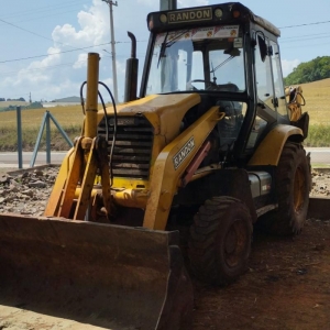 LOTE 002 - Retroescavadeira Randon RD 406 4x4, ano 2018, motor MWM X10. Avaliada em R$ 110.250,00.