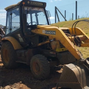 LOTE 002 - Retroescavadeira Randon RD 406 4x4, ano 2018, motor MWM X10. Avaliada em R$ 110.250,00.