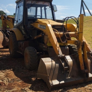 LOTE 002 - Retroescavadeira Randon RD 406 4x4, ano 2018, motor MWM X10. Avaliada em R$ 110.250,00.