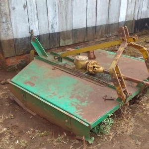 LOTE 003 - Uma roçadeira. Avaliada em R$ 450,00.