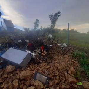 LOTE 004 - Lote sucata de eletrônico e metálico. Avaliado em R$ 100,00.