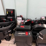 LOTE 004 - Lote composto por material de informática monitores, estabilizadores e nobreaks. Avaliado em R$ 350,00.