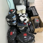 LOTE 005 - Lote composto por material de informática diversos. Avaliado em R$ 350,00.