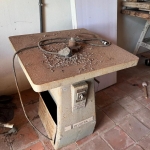 LOTE 013 - Maquina Plaina antiga de madeira. Avaliada em R$ 50,00.