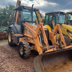 LOTE 006 - Retroescavadeira CASE/ M.A.580L, ano/modelo 2005/2005, placa IMQ8151. Avaliada em R$ 40.000,00.