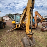 LOTE 007 - Retroescavadeira M.A. New Holland - tração trator de rodas, ano/modelo 2012/212, placa ITH3133. Avaliada em R$ 50.000,00.