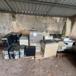 LOTE 013 - Lote de sucatas diversas (CPUs, ares condicionados, impressoras e outros). Avaliado em R$ 350,00.