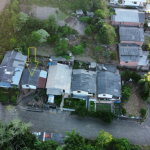 LOTE 001 - Área de 215,00m², contendo uma casa de alvenaria de 38,69m² de área construída, situada na rua Bento Gonçalves, nº 148, bairro Centro na cidade de Relvado/RS