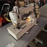 LOTE 025 - Máquina de costura Galoneira, marca SanSei, modelo SA6364-01 dobrável