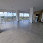 LOTE 001 - Sala comercial com área real privativa de 179,45m², localizado no pavimento térreo do Condomínio Residencial Comercial Bell Valle, situado na Rua Araçazeiro, nº 12, bairro Barra do Forqueta, Arroio do Meio/RS