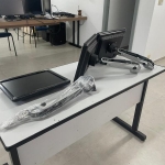 LOTE 035 - Três Monitores tela 15" com suporte