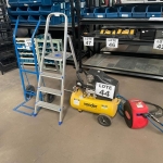 LOTE 044 - Compressor 30 litros Vonder e Carretel Retrátil Com Mangueira De Ar