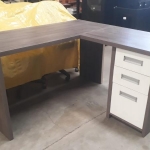 LOTE 060 - Mesa dois lados , Mesa MDF em L, Gaveteiro