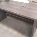 LOTE 060 - Mesa dois lados , Mesa MDF em L, Gaveteiro