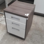 LOTE 060 - Mesa dois lados , Mesa MDF em L, Gaveteiro