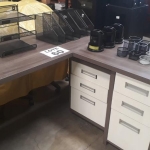 LOTE 060 - Mesa dois lados , Mesa MDF em L, Gaveteiro