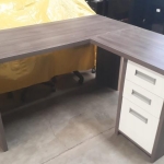LOTE 060 - Mesa dois lados , Mesa MDF em L, Gaveteiro