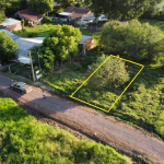 LOTE 001 - Área de 303,77m², sem edificações, localizado na Rua Sem Denominação, distante 15,92 metros da esquina com a Rua 9 de Fevereiro, bairro Centro, no Município de Santa Clara do Sul/RS