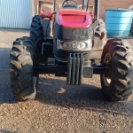 LOTE 001 - Trator marca Case, modelo IH Farmall 80, tração 4x4, cor vermelha, ano 2024, com uma plataforma marca IMAC, três metros com pistão, ano 2024