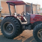 LOTE 001 - Trator marca Case, modelo IH Farmall 80, tração 4x4, cor vermelha, ano 2024, com uma plataforma marca IMAC, três metros com pistão, ano 2024
