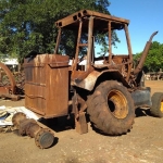 LOTE 03 - Uma Retroescavadeira. Marca Randon, Modelo RK 406 B, 4x2, com potência de 82HP, Modelo 2010, com 02 pneus dianteiros, 10,5 65x10 10PR, com 02 pneus traseiros 16, 9x24 10PR de cor amarela, combustível diesel, acompanha lança traseira e concha dianteira, no estado em que se encontra (queimada).