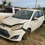LOTE 002 - SUCATA - Veículo Ford/ Fiesta, ano 2014, 5portas, branco. Avaliado em R$ 600,00.