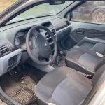LOTE 003 - Veículo Renault Clio Sedan, ano 06/07, 5 portas, branco, placa INJ4584. Avaliado em R$ 3.864,20.